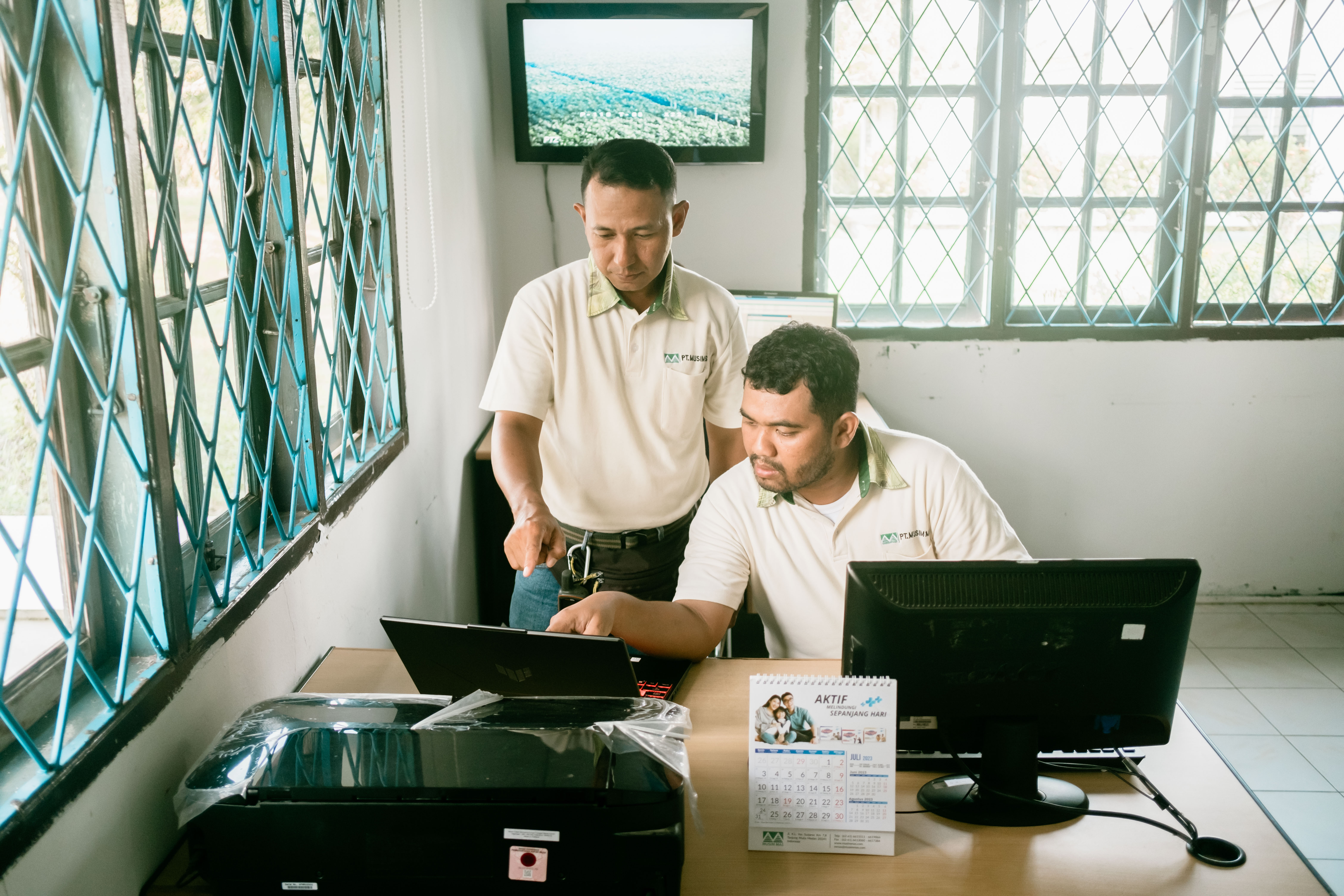 Musim Mas GIS team working with sustainability team to check for hotspots.